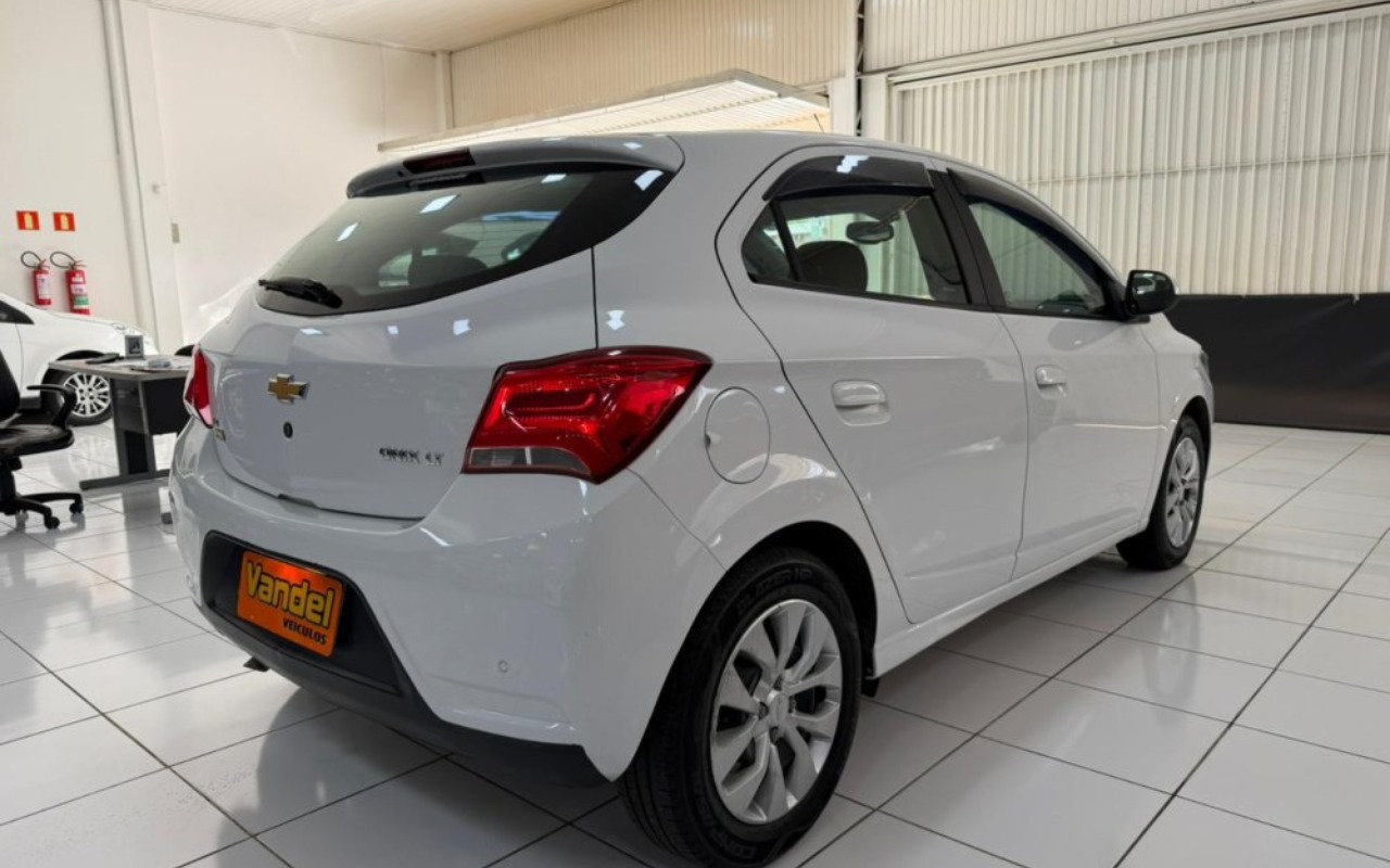 imagem-https://www.socarrao.com.br/sc-vehicle-images-prod/3177282/1786554227581-MjAyNl8wNV8xOV8xNF8wMF81MS5qcGc.jpg