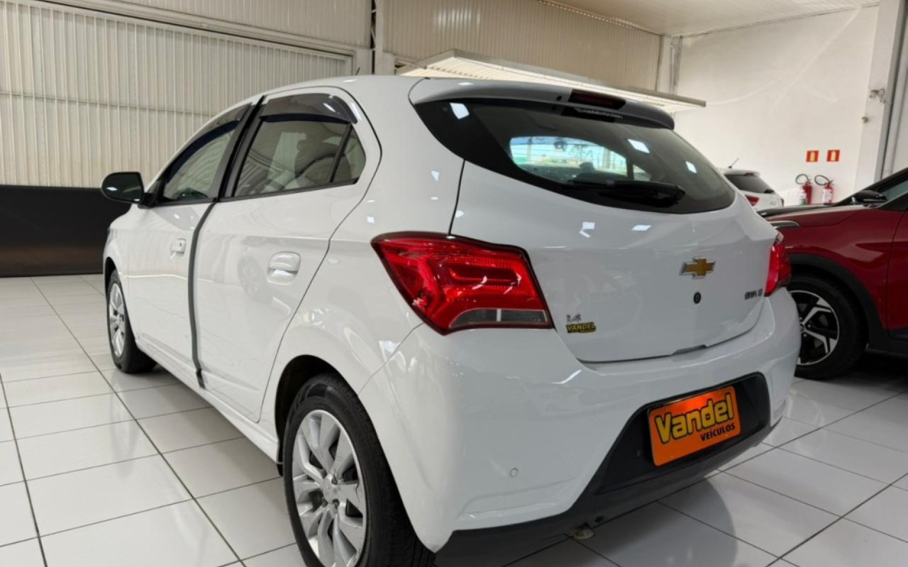 imagem-https://www.socarrao.com.br/sc-vehicle-images-prod/3177282/1786554227728-MjAyNl8wNV8xOV8xNF8wMF81Ny5qcGc.jpg