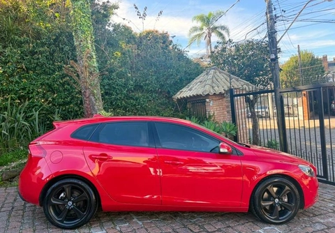 Volvo V40 T-4 2.0 Aut./Mec. 2013 Vermelho — foto 1 de 3