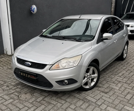 Ford Focus 2011 Prata — foto 1 de 3