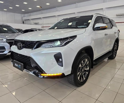 Toyota Hilux SW4 4x4 2.8 Diesel 2025 Branco — foto 1 de 3
