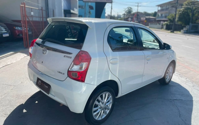 imagem-https://www.socarrao.com.br/sc-vehicle-images-prod/3214551/1786667324038-f9089315f78e4a888b3b6339781198f7_1786667042525.jpg