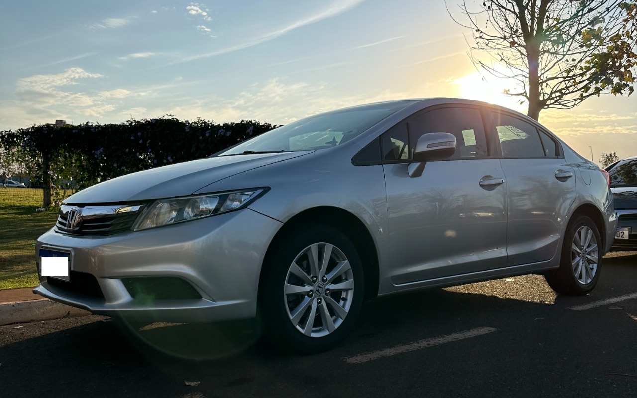 Honda Civic 2012 Prata — foto 1 de 3