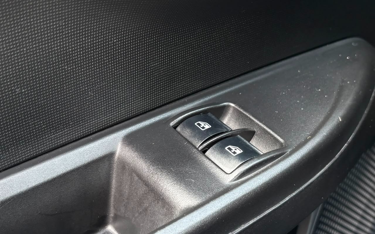 imagem-https://www.socarrao.com.br/sc-vehicle-images-prod/3281543/1786993760772-V2hhdHNBcHAgSW1hZ2UgMjAyNi0wOC0wOCBhdCAxMy41OC40MCAoMSkuanBlZw.jpeg