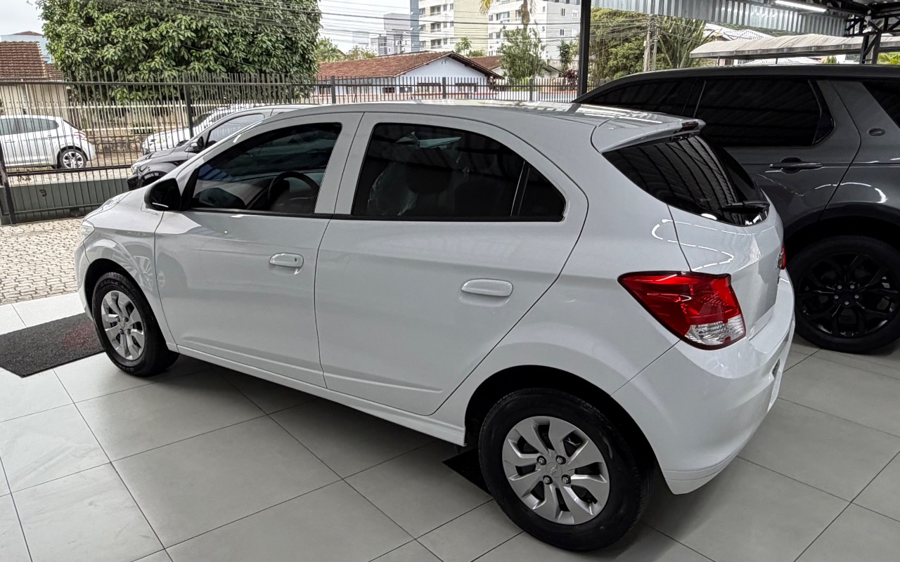 imagem-https://www.socarrao.com.br/sc-vehicle-images-prod/3282737/1786997404530-SU1HXzI2NDMuanBlZw.jpeg