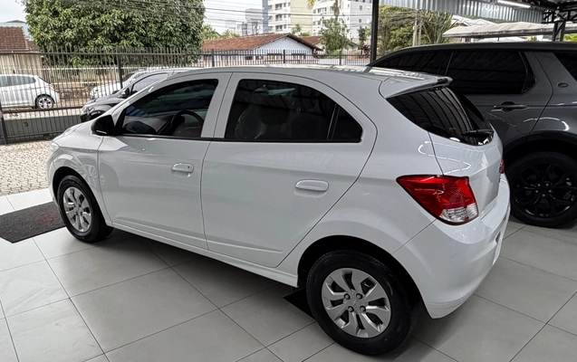 imagem-https://www.socarrao.com.br/sc-vehicle-images-prod/3282737/1786997404530-SU1HXzI2NDMuanBlZw.jpeg