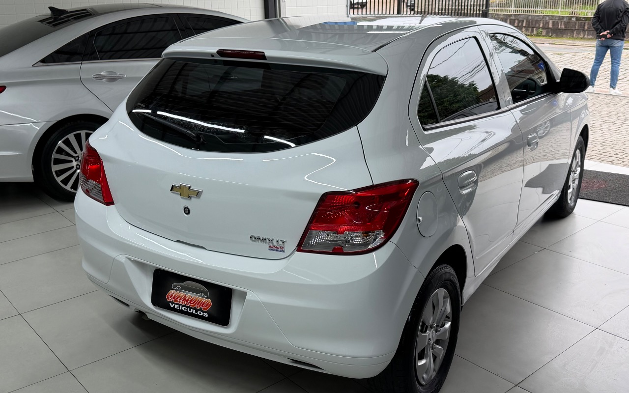 imagem-https://www.socarrao.com.br/sc-vehicle-images-prod/3282737/1786997405062-SU1HXzI2NDcuanBlZw.jpeg