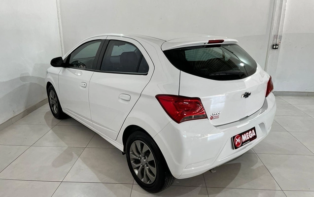imagem-https://www.socarrao.com.br/sc-vehicle-images-prod/3283022/1788204663093-bbe253aa48cc4edab49f6d389a2e23b7_1780150784132.jpg