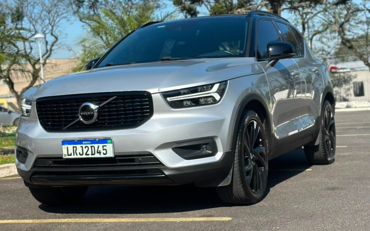 Volvo XC40 2019 Prata — foto 1 de 3