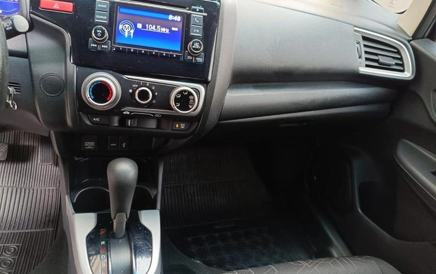 imagem-https://www.socarrao.com.br/sc-vehicle-images-prod/3298572/1789504604382-8390141_15_B_d0e1f58cde.jpeg