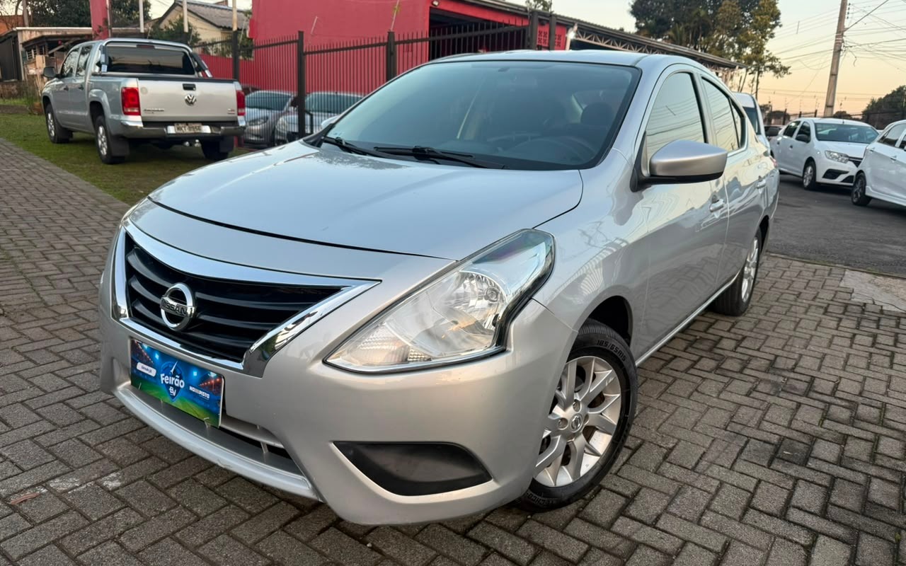 Nissan VERSA 2016 Prata — foto 1 de 3