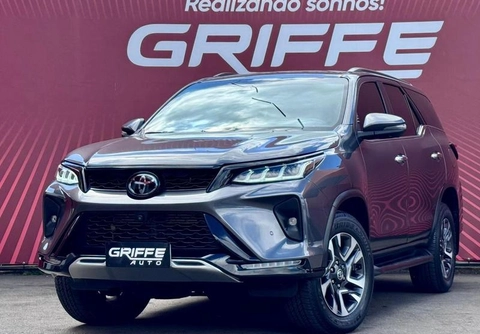 Toyota Hilux SW4 2024 Cinza — foto 1 de 3