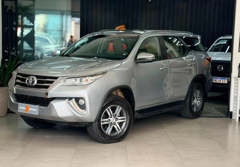 Toyota Hilux 2019 Prata — foto 1 de 3