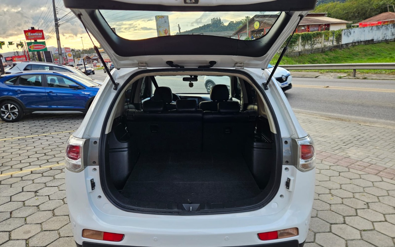 imagem-https://www.socarrao.com.br/sc-vehicle-images-prod/3327014/1787164766196-SU1HLTIwMjYwODE5LVdBMDE4OS5qcGc.jpg