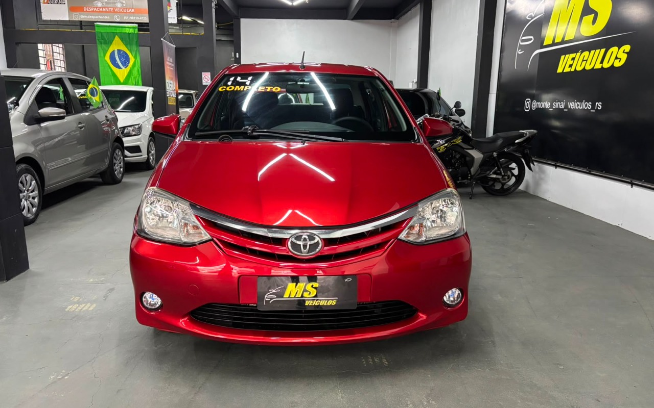 Toyota Etios 2014 Vermelho — foto 1 de 3