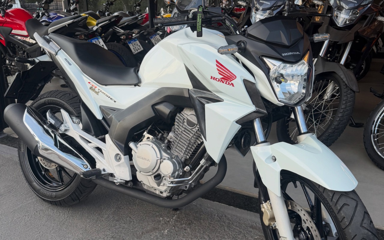 imagem-https://www.socarrao.com.br/sc-vehicle-images-prod/3340361/1787233311059-Nzc1MjQzNzkwXzE4MTIyNDg4ODgyODQyMjQ4XzYxMTg1NjIyMzA4NTk0Nzg5MzZfbi5qcGc.jpg