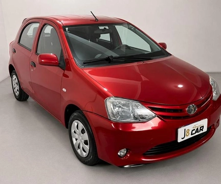 Toyota Etios 1.3 Flex 16V 5p Mec. 2013 Vermelho — foto 1 de 3