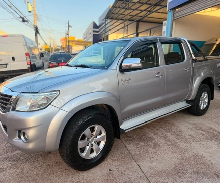 Toyota Hilux 2015 Prata — foto 1 de 3