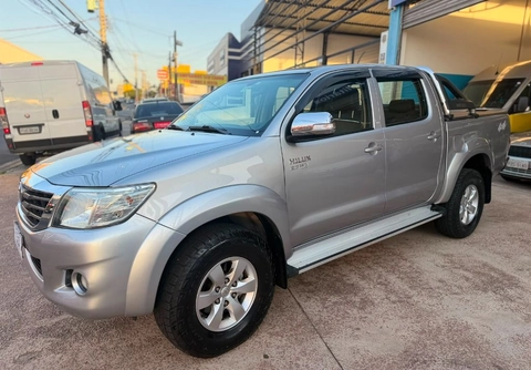 Toyota Hilux 2015 Prata — foto 1 de 3