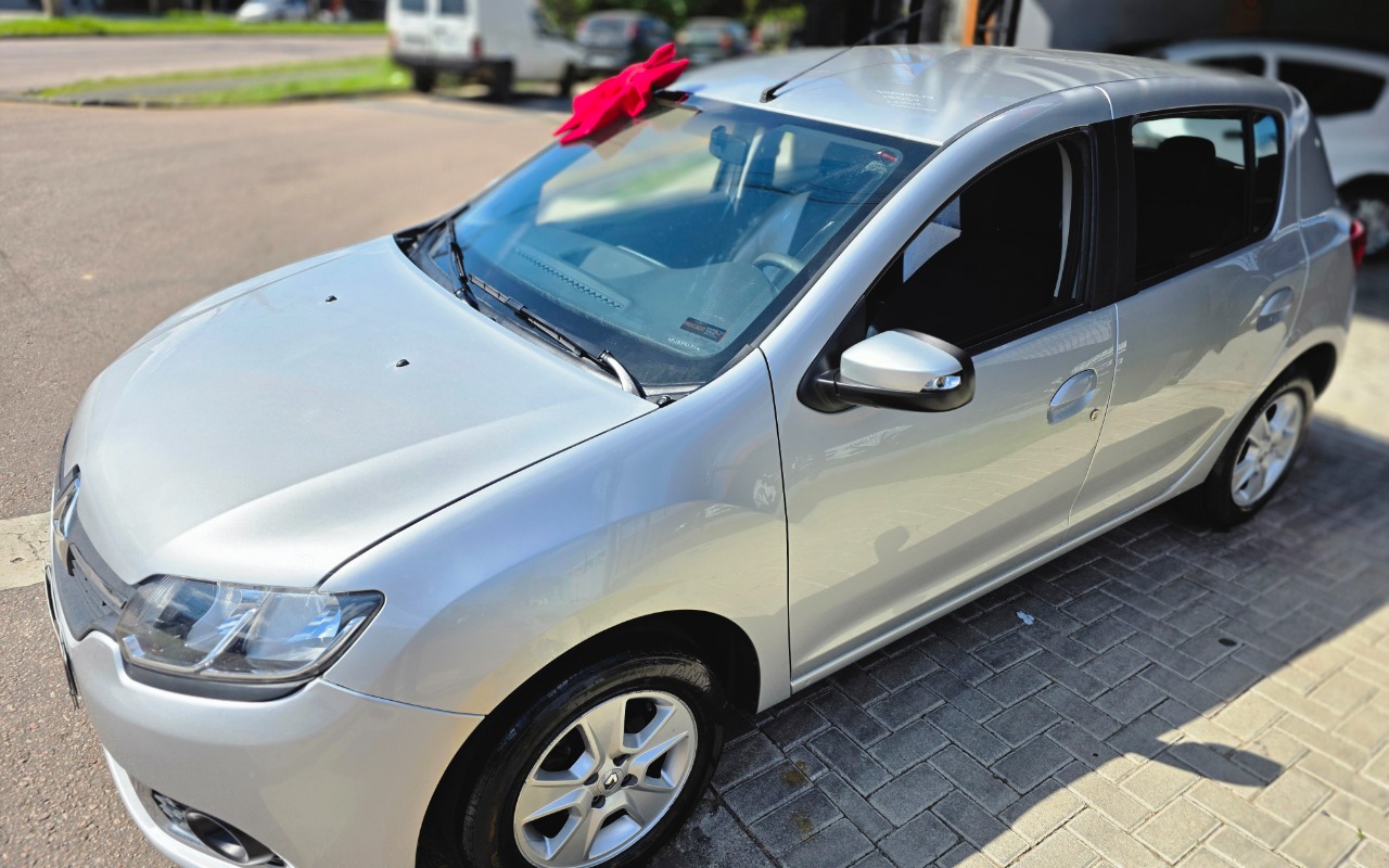 Renault Sandero 2015 Prata — foto 1 de 3