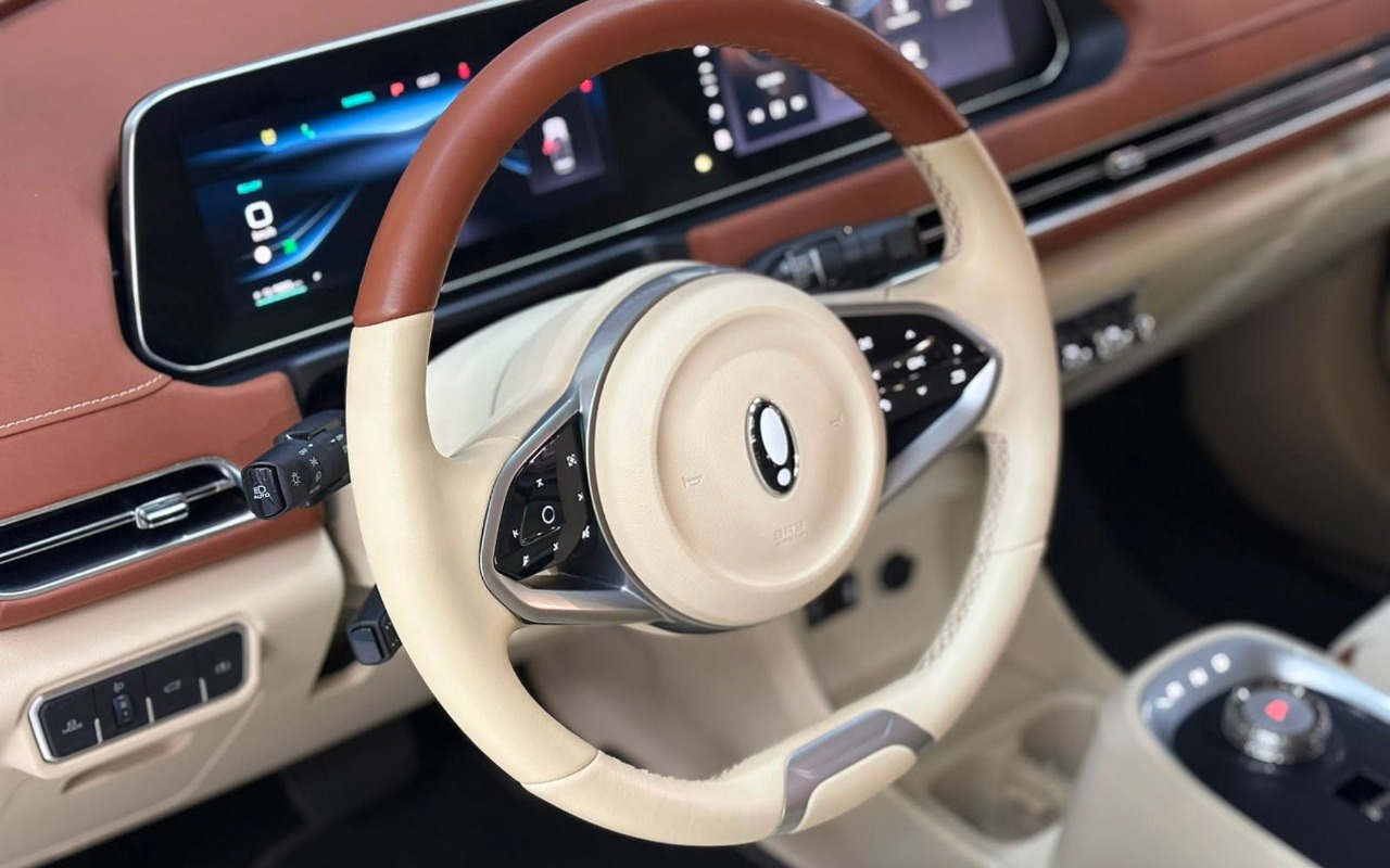 imagem-https://www.socarrao.com.br/sc-vehicle-images-prod/3369562/1787333997972-R1dNIE9SQSAwMyBTS0lOIEJFVjQ4ICAtIDIwMjUgLSBCUkFOQ08gLSBTRkU2SjcwICgxNykuanBn.jpg