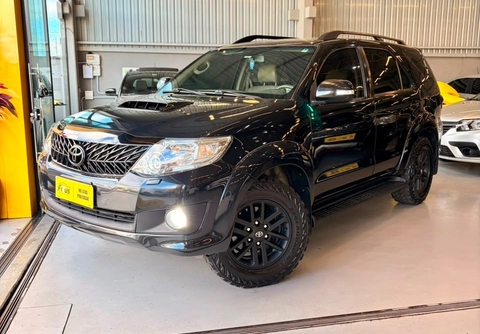 Toyota Hilux SW4 2013 Preto — foto 1 de 3