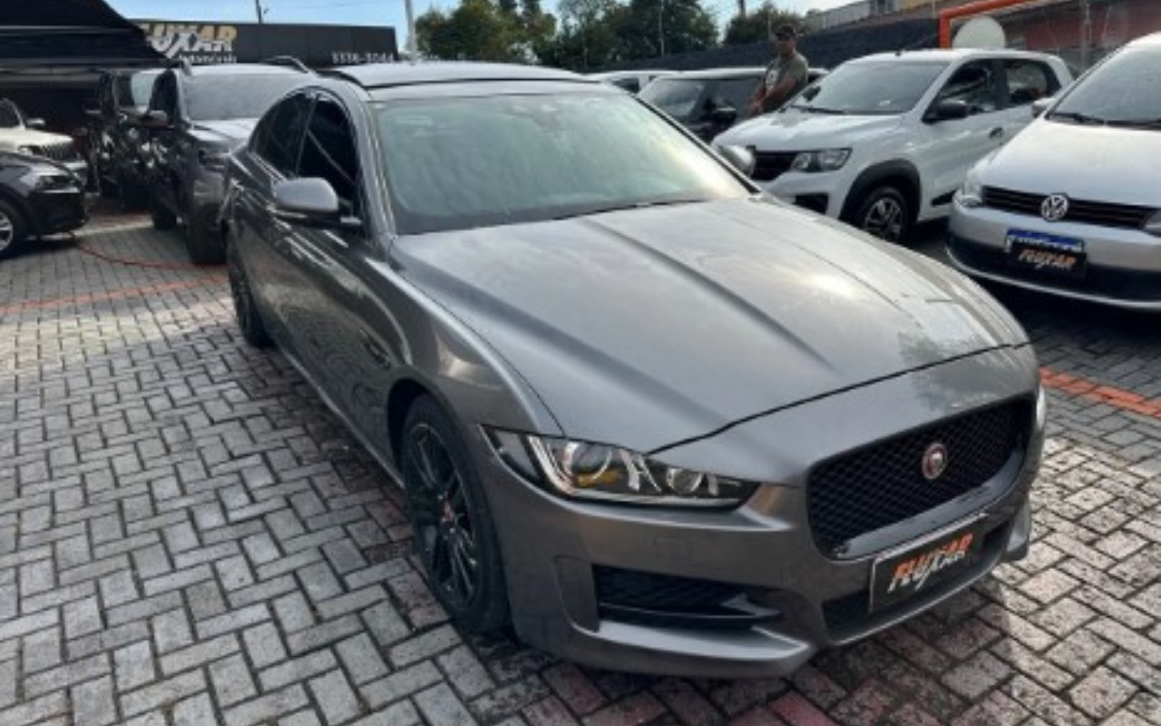Jaguar XE 2.0 Turbocharged R-Sport Aut. na cor Cinza em Curitiba / PR - 3370372