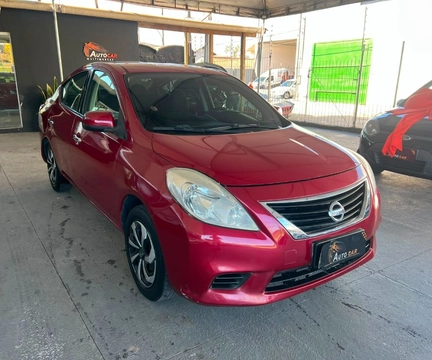 Nissan VERSA 2014 Vermelho — foto 1 de 3