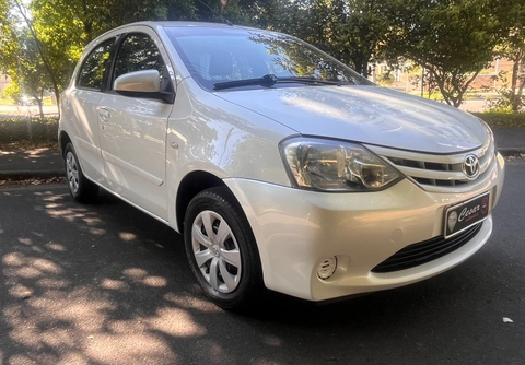 Toyota Etios 2016 Branco — foto 1 de 3