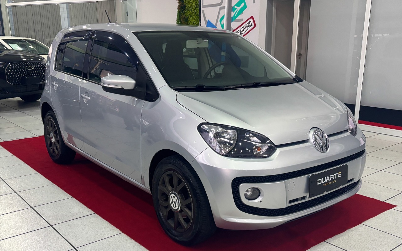 Volkswagen Up! 2016 Prata — foto 1 de 3