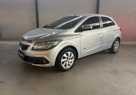 Chevrolet Onix 2013 Prata — foto 1 de 3