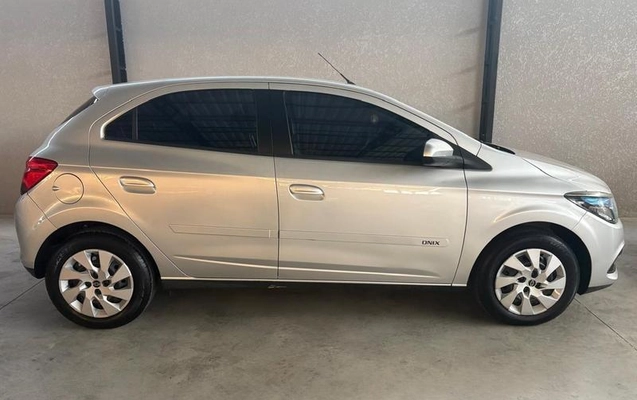 imagem-https://www.socarrao.com.br/sc-vehicle-images-prod/3408571/1787921383075-8409560_7_B_a72c4f0f11.jpeg
