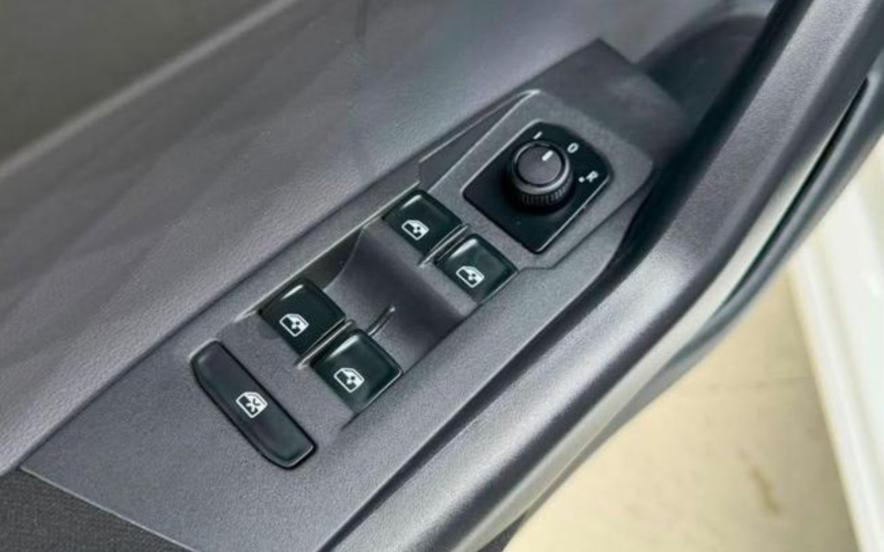 imagem-https://www.socarrao.com.br/sc-vehicle-images-prod/3415740/1787602145009-RkNfMzkzOV84MzA2OTk0XzFfVl82N2E1NTlhMDhiLmpwZWc.jpeg