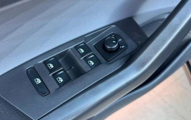 imagem-https://www.socarrao.com.br/sc-vehicle-images-prod/3452771/1787748293182-ODQwMjMzNl82X0JfMDdhMGIxNmY2ZC5qcGVn.jpeg