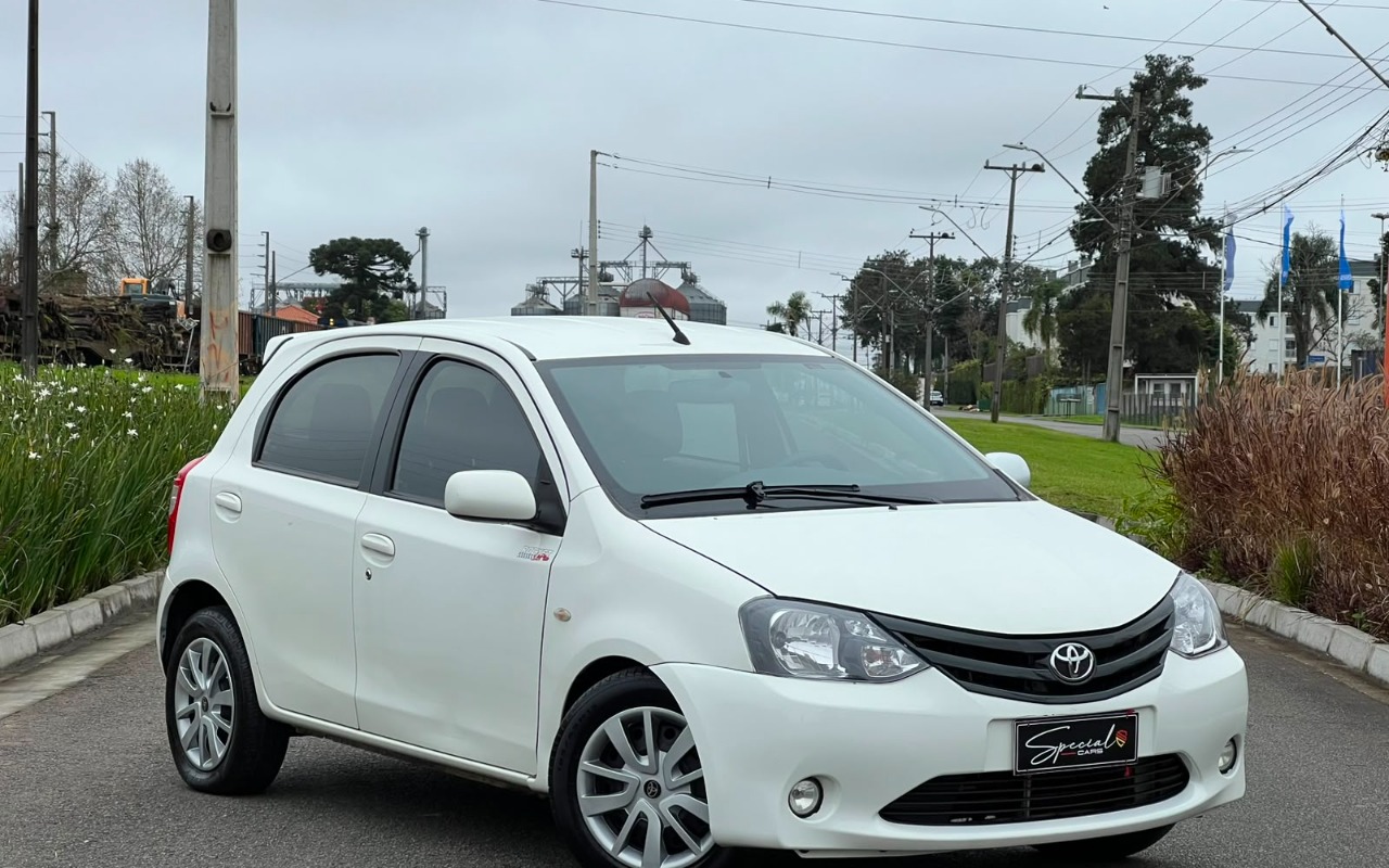 Toyota Etios 2013 Branco — foto 1 de 3
