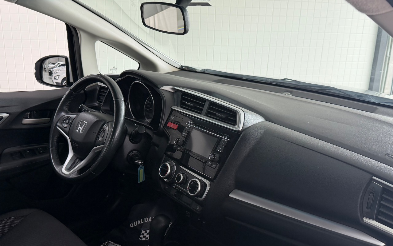 imagem-https://www.socarrao.com.br/sc-vehicle-images-prod/3456923/1787770594687-SU1HXzMyMDMuanBlZw.jpeg