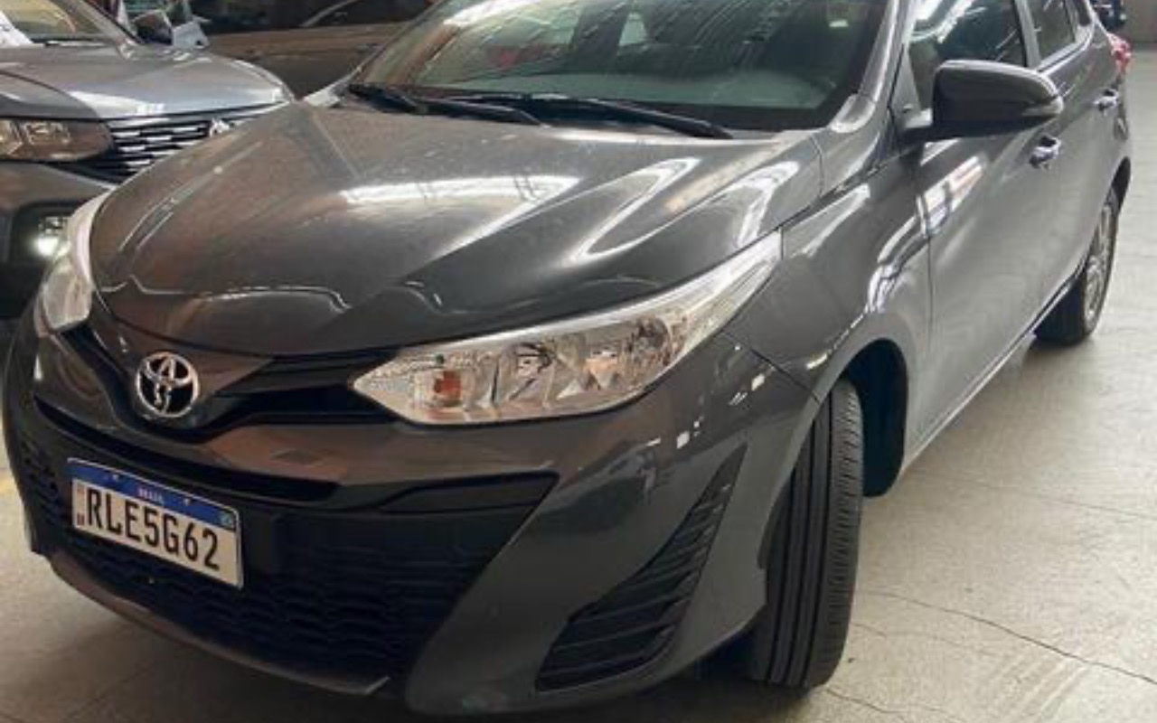 Toyota Yaris 2022 Cinza — foto 1 de 3