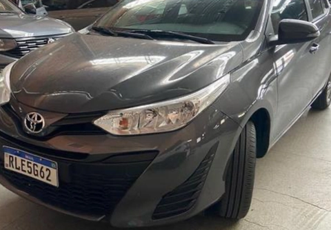 Toyota Yaris 2022 Cinza — foto 1 de 3