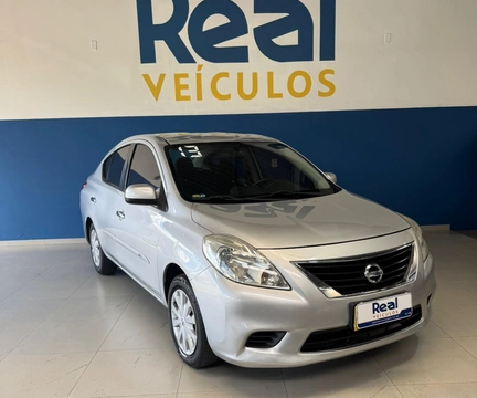 Nissan VERSA 2013 Prata — foto 1 de 3