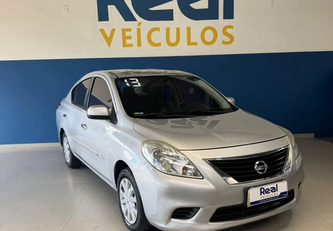 Nissan VERSA 2013 Prata — foto 1 de 3