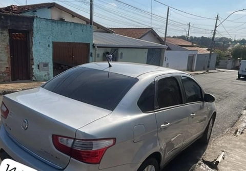 Fiat Grand Siena 2013 Prata — foto 1 de 3