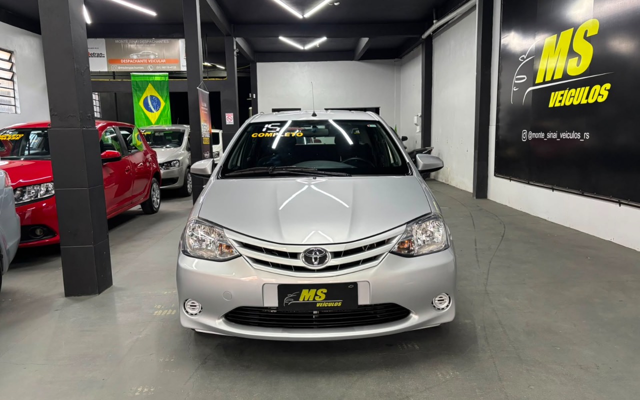 Toyota Etios 2015 Prata — foto 1 de 3