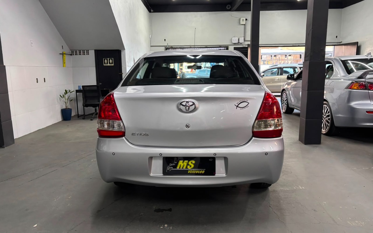 imagem-https://www.socarrao.com.br/sc-vehicle-images-prod/3493794/1787918583229-V2hhdHNBcHAgSW1hZ2UgMjAyNi0wOC0yNyBhdCAwOS4wMS41MCAoMSkuanBlZw.jpeg