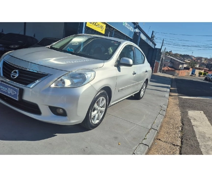 Nissan VERSA 2013 Prata — foto 1 de 3