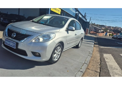 Nissan VERSA 2013 Prata — foto 1 de 3