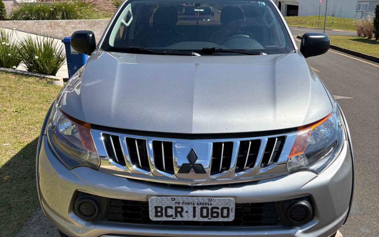 Mitsubishi L200 2017 Prata — foto 1 de 3