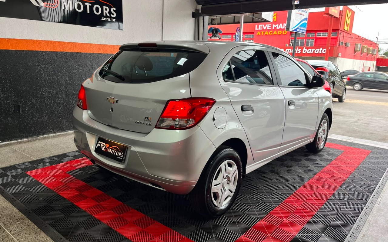 imagem-https://www.socarrao.com.br/sc-vehicle-images-prod/3521306/1788456271344-V2hhdHNBcHAgSW1hZ2UgMjAyNi0wOC0xOSBhdCAxNi4xMi41NCAoMTMpLmpwZWc.jpeg