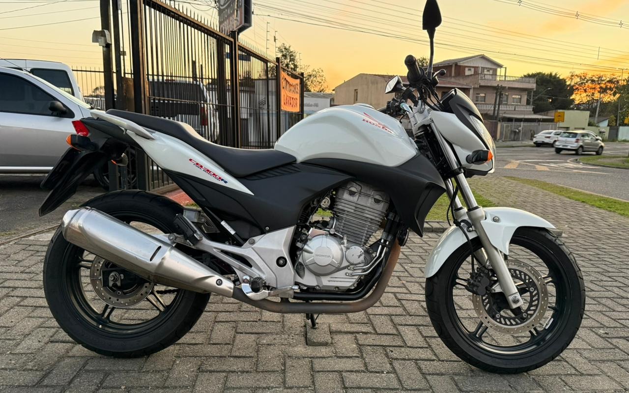 imagem-https://www.socarrao.com.br/sc-vehicle-images-prod/3521369/1788011757256-V2hhdHNBcHAgSW1hZ2UgMjAyNi0wOC0yNyBhdCAxOS40NC4xOSAoMSkuanBlZw.jpeg