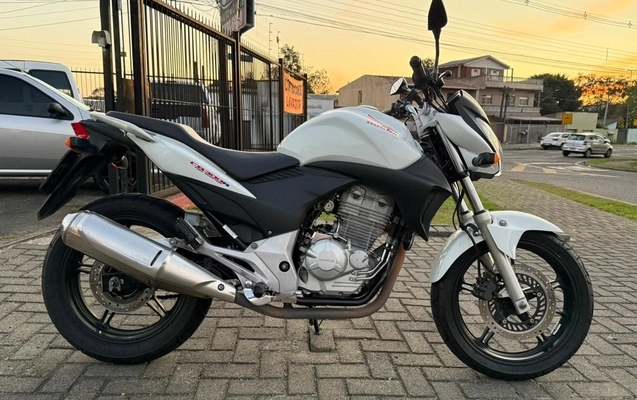 imagem-https://www.socarrao.com.br/sc-vehicle-images-prod/3521369/1788011757256-V2hhdHNBcHAgSW1hZ2UgMjAyNi0wOC0yNyBhdCAxOS40NC4xOSAoMSkuanBlZw.jpeg