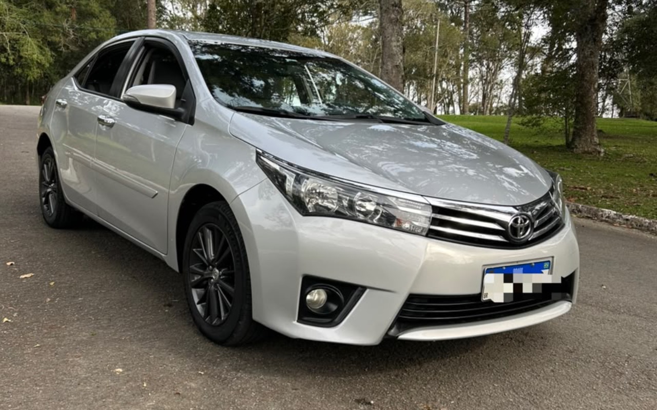Toyota Corolla 2017 Prata — foto 1 de 3